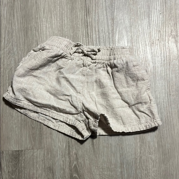 4/$30 H&M Cream Casual Shorts with Elastic Waistband 2-3 - Picture 1 of 1
